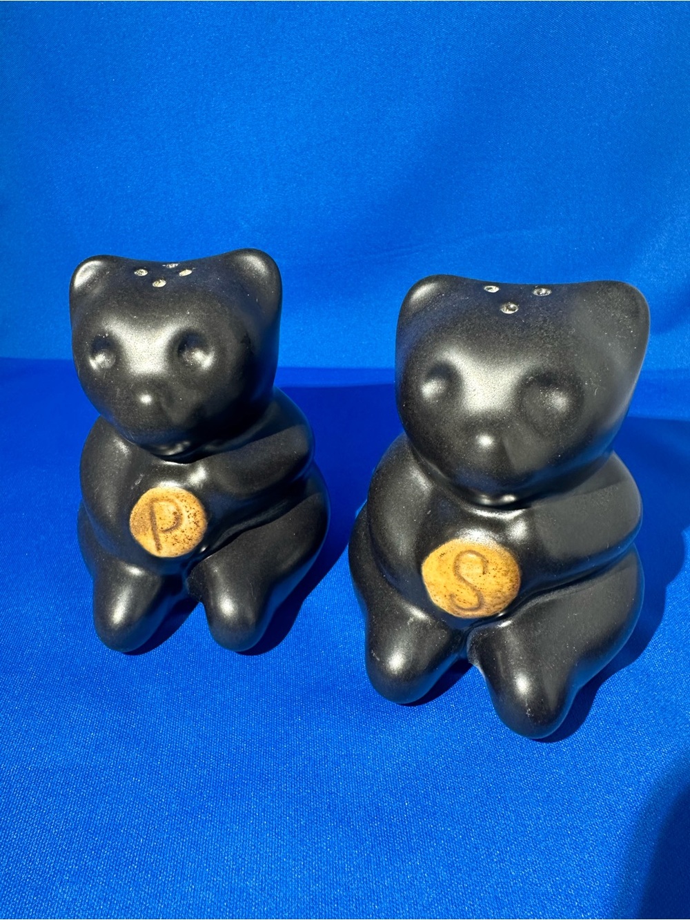Pigeon River Pottery Signed Bear Salt & Pepper Shakers Log Cabin Decor EUC 4”x3”